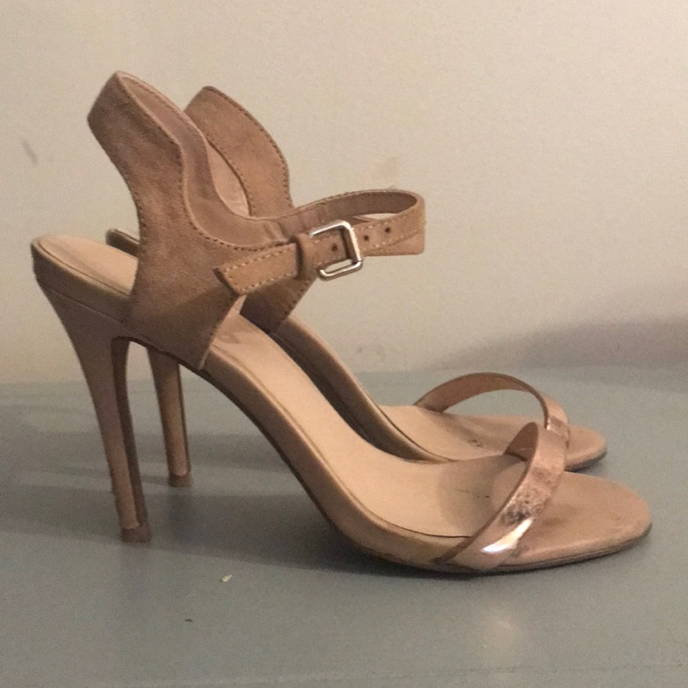 Strappy sandals with gold strap on top of the toe.